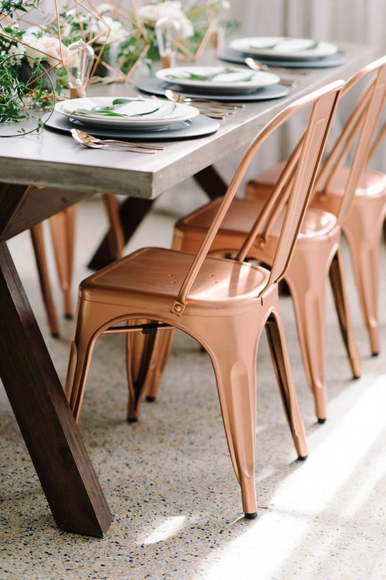 Kupfer-Stühle für eine industrielle Tischdekoration und passender geo-Mittelstücke