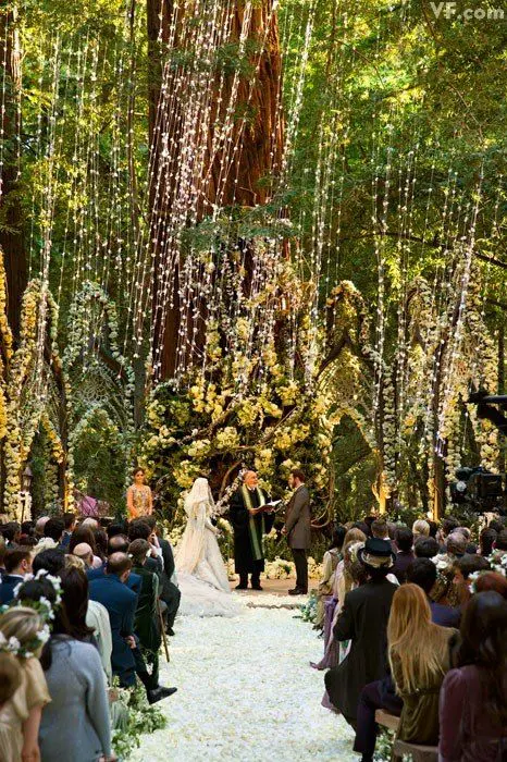einzigartige elf-inspirierte Zeremonie-Raum mit riesigen Bäumen, viel grün, Blumen und Moos, der Gang mit Blüten bedeckt komplett