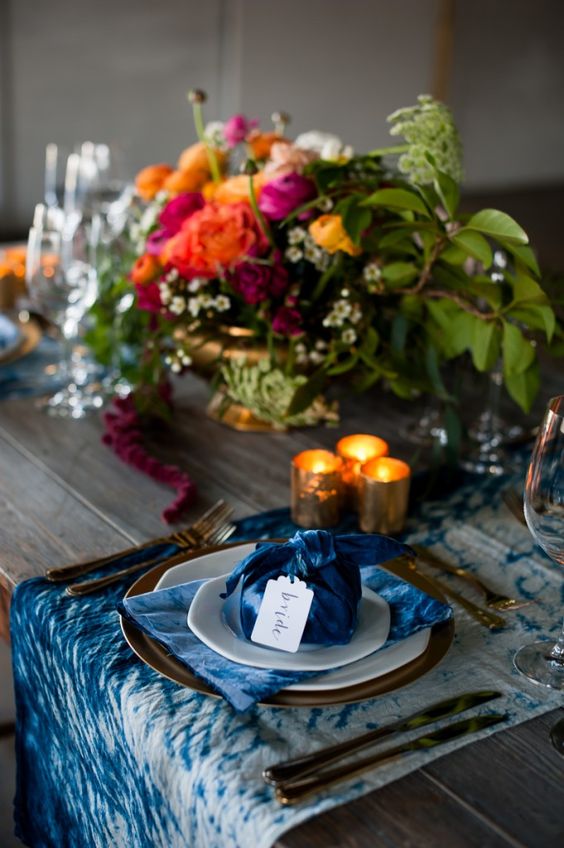 indigo shibori-Servietten und Tischläufer für eine mutige und eye-catchy look