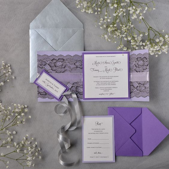 Lavendel-mit schwarzer Spitze-Hochzeits-Einladung und einen grauen Umschlag ist eine schöne combo