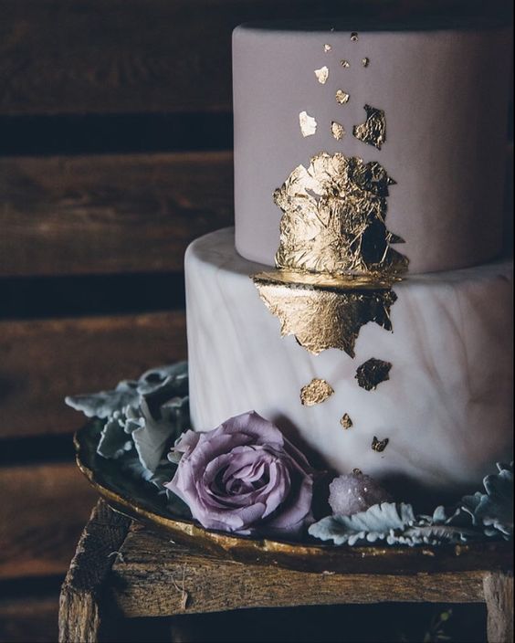 eine matte, Lavendel und ein Marmor-Hochzeitstorte garniert mit Blattgold und einem blass Lavendel-rose