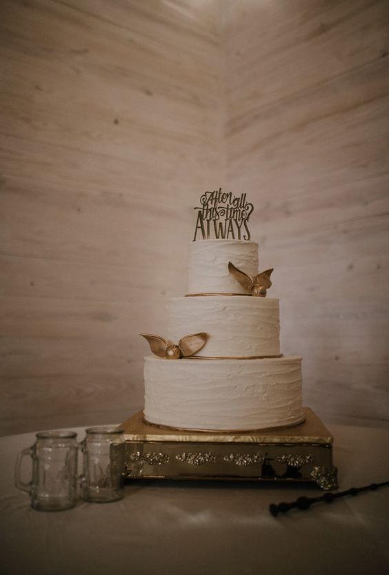 eine Textile weiße Hochzeitstorte mit gold snitches und eine Kuchen-topper