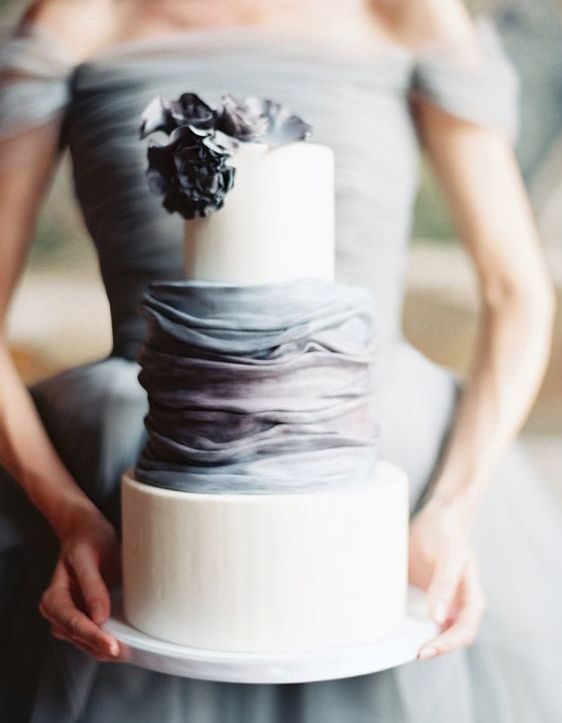 eine schicke moderne Kuchen mit zwei Creme Schichten und Grau und Lavendel Rüschen und one