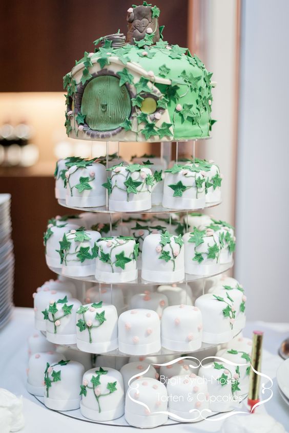 hobbit-inspirierten Hochzeit-Torte mit passenden cupcakes sieht anders aus