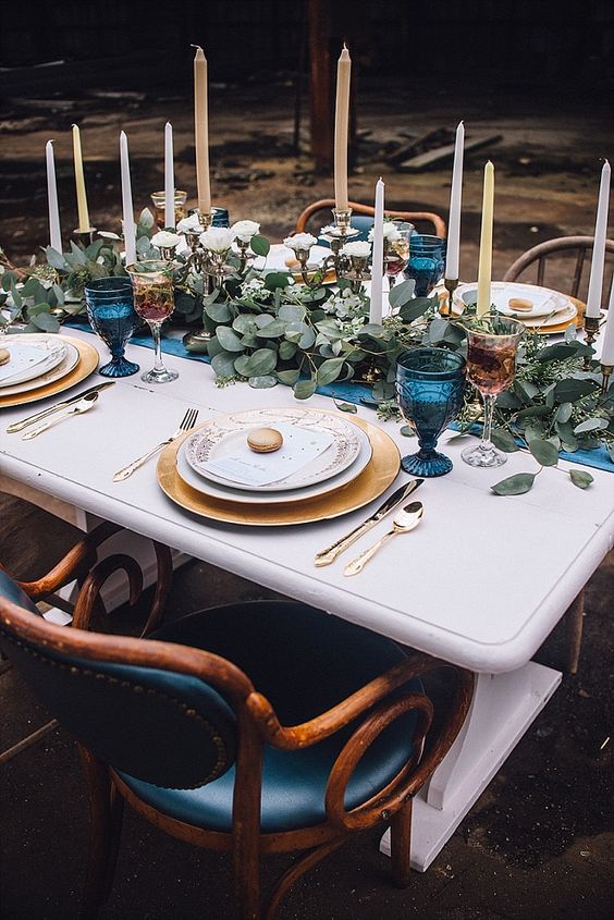 Hochzeit Tischdekoration mit einer indigo Tischläufer und-Brille, einen grünen Tischläufer