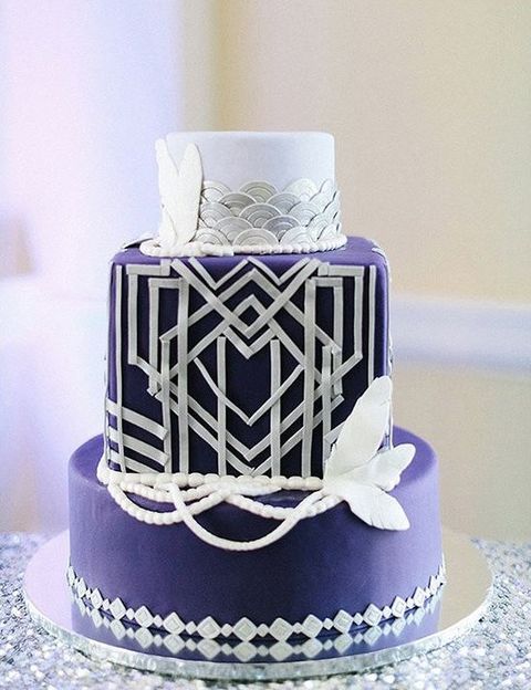 ein silbernes und lila wedding cake mit geo-details, Muscheln und Federn