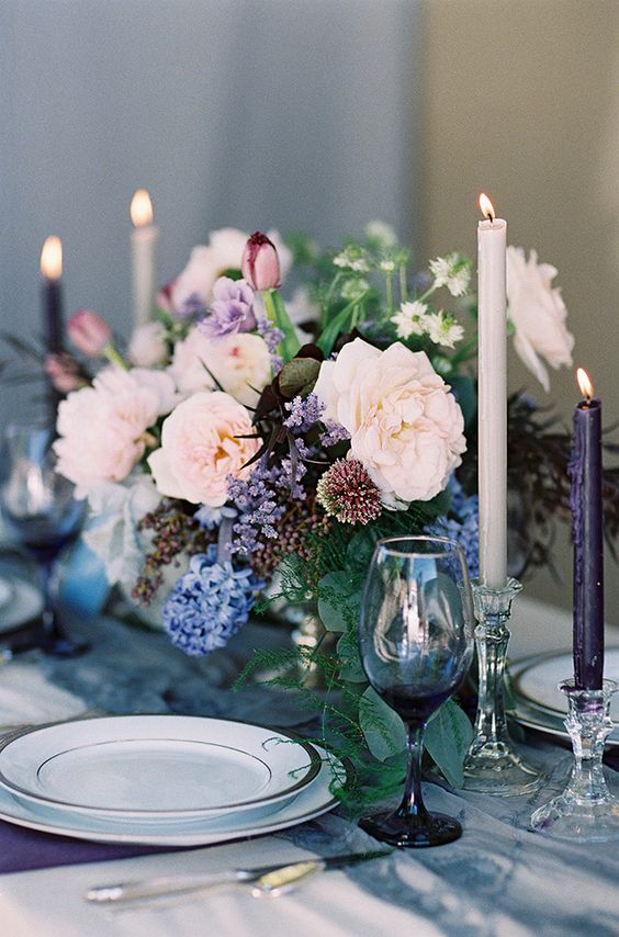moody ' tablescape in lila und indog Schattierungen mit einem Zusatz von Pastell Blüten