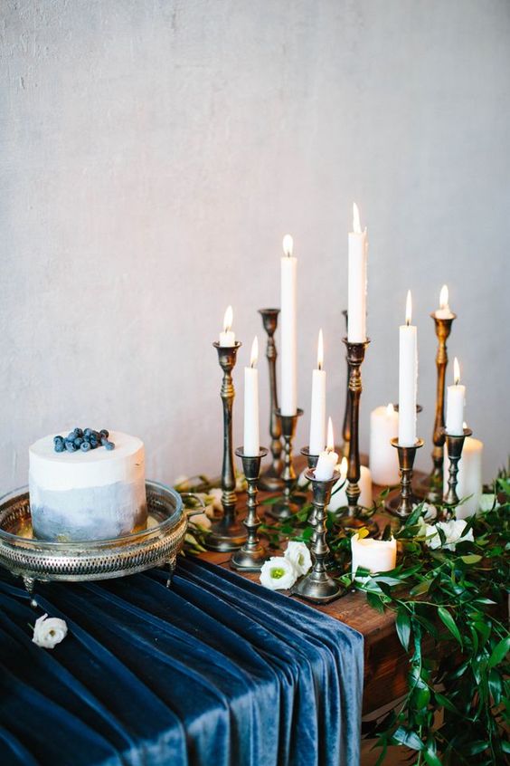 indigo samt Tischläufer und ein Aquarell indigo Hochzeit-Torte mit Heidelbeeren