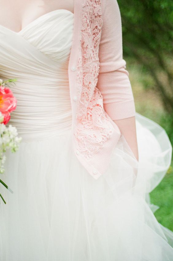 strapless Hochzeit Kleid mit einem rosa Hochzeit-Strickjacke mit Spitzen-Details und Perlmuttknöpfen