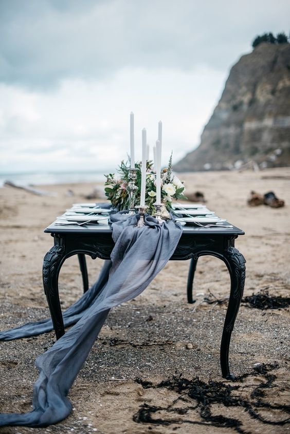 fließende graphite grey Tischläufer für einen eleganten winter-Strand-Hochzeit