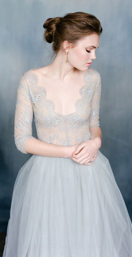 eine zarte dusty blue lace wedding dress mit halben ärmeln und komplizierte Spitze sieht himmlisch