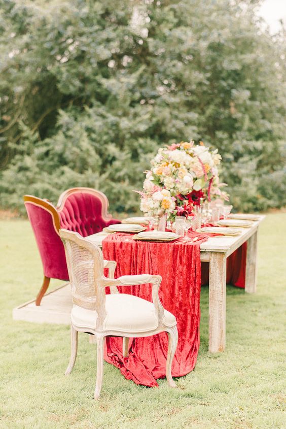 einem luxuriösen rotem samt Hochzeit Tischläufer für eine anspruchsvolle Hochzeit tablescape