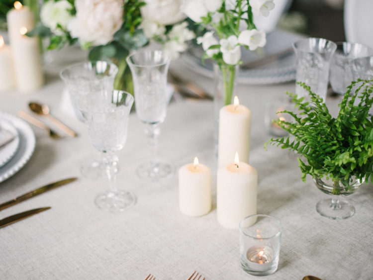 Hochzeit Tisch fertig war mit gold Besteck und Neutrale Kerzen
