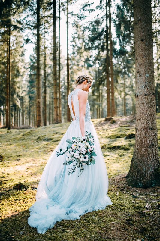 ein blau Hochzeits-Kleid mit einem Schlitz auf der Rückseite, eine Spitzen Mieder und ein flowy Rock sieht ätherische