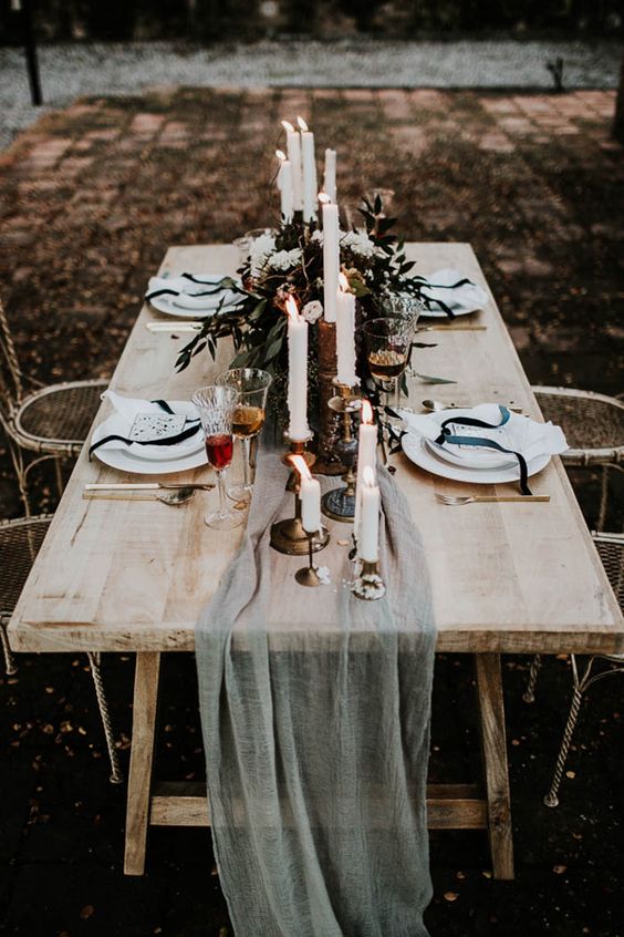 eine ätherische Grau Stoff Tischläufer wird eine schöne Passform für ein stimmungsvolles oder einfach nur raffinierte Hochzeit
