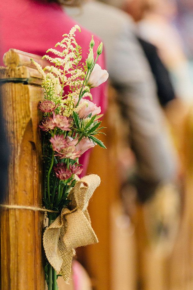 Es waren DIY-Projekte realisiert, für die Hochzeit, und diese sackleinen Bögen mit Blumen zu schmücken, den Gang wurden auf der Liste