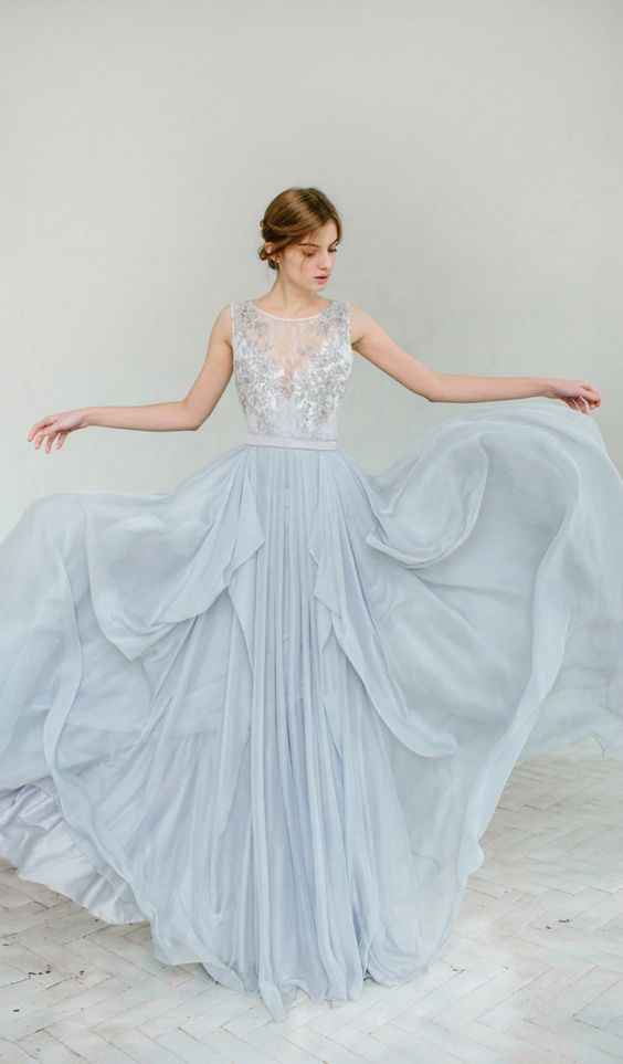 dusty blau Hochzeits-Kleid mit einem Tüllrock und einer Spitze verziert oben mit einer illusion-Ausschnitt