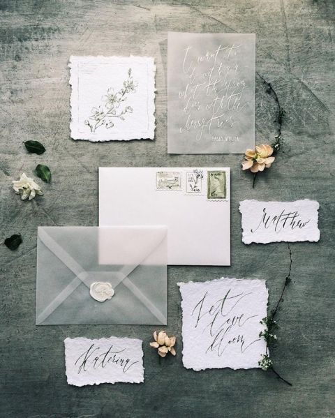 ätherisch-Hochzeits-Einladung-set in weiß und Grau, mit einem rohen Rand, Kalligraphie und einem durchsichtigen Umschlag