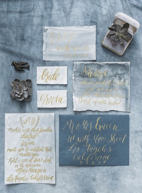 winter-Hochzeits-Einladung-suite in den Farben Grau und blau, mit gold Kalligraphie und Aquarell