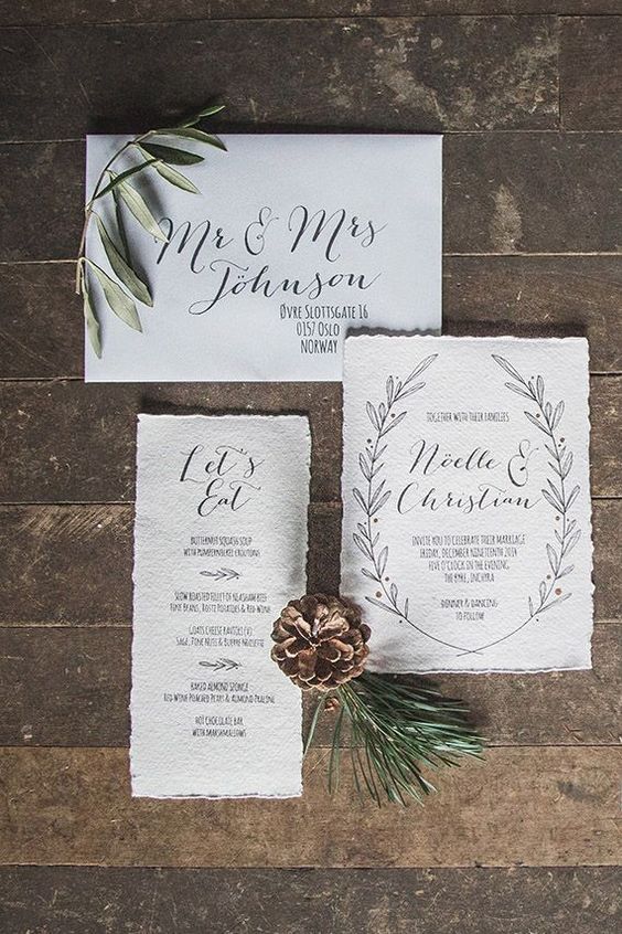 moderne winter-Hochzeits-Einladungen in neutralen Farbtönen gehalten, mit schwarzer Kalligraphie und eine raw-edge