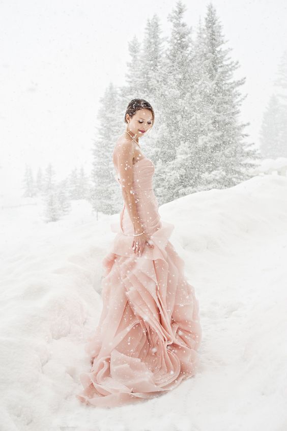 rosa trägerlosen Vera Wang Hochzeit Kleid heraus zu stehen in dem weißen Schnee
