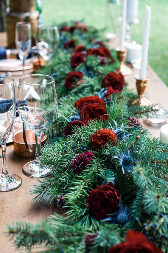 ein evergreen Tischläufer mit kühnen Burgund Blüten und Disteln für eine Rustikale winter-Hochzeit