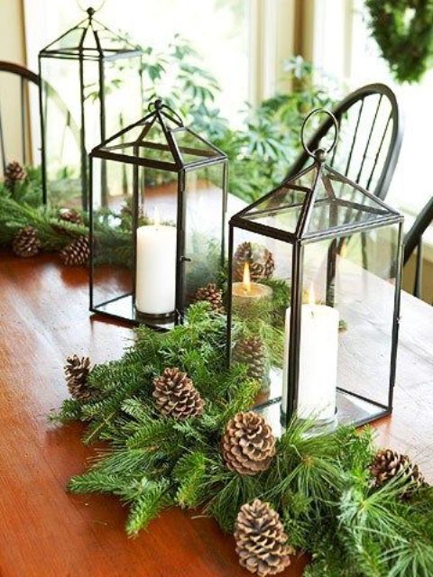 ein evergreen Tischläufer mit tannenzapfen und Kerze Laternen erinnern an den winter und die kommenden Feiertage