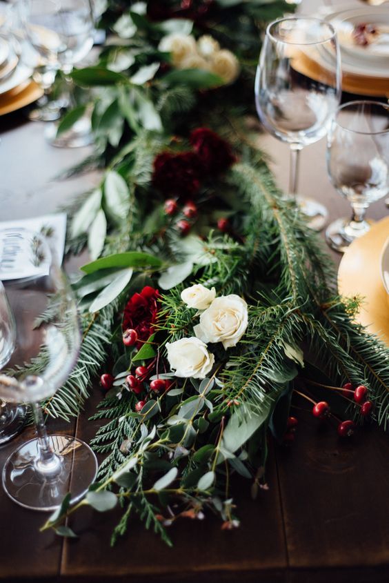 laub, Immergrün, weiße Rosen und die winterberry Tischläufer machen Ihren Raum gemütlicher