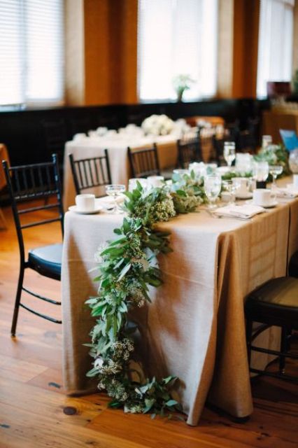 eine üppige cascading grün und neutral Blüte Tischläufer für einen schneereichen winter Hochzeit