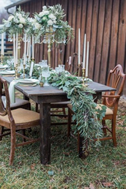 eine üppige cascading grün Tischläufer für eine Rustikale winter tablescape und passenden Mittelstücke