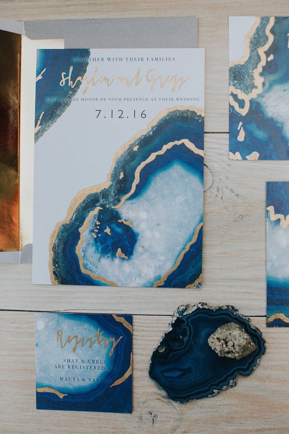 geode und Edelstein-inspiriert wedidng Einladung suite in den Farben blau und gold für eine trendige fühlen
