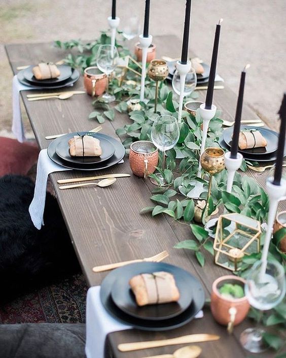 eine moderne laub-Tisch-Läufer mit schwarzer Kerzen und vergoldeten Kerzenhalter für ein modernes Bauernhaus Hochzeit