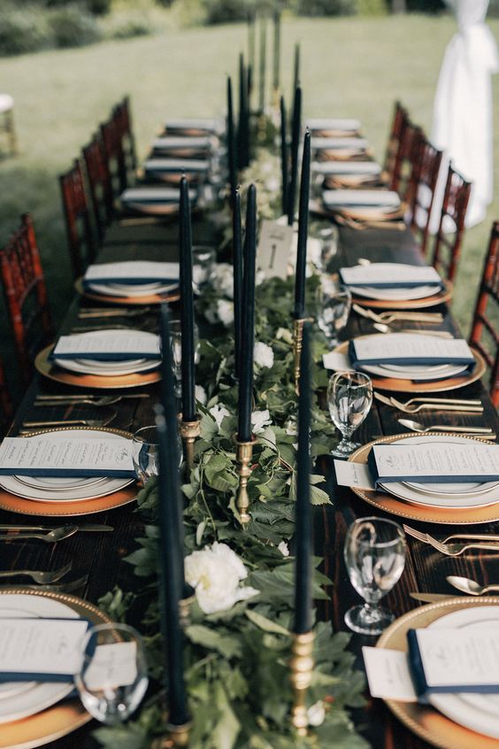 laub und weißen Blüten-Tisch-Läufer mit schwarzer Kerzen für einen eleganten Wald-Themen winter Hochzeit