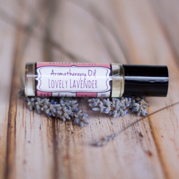 give aromatherapy oil as a gift, choose your bride's favorite scent to make her relaxed and joyful on the wedding day