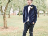 a creative combo with a navy velvet blazer, black skinny jeans, a white shirt and black shoes