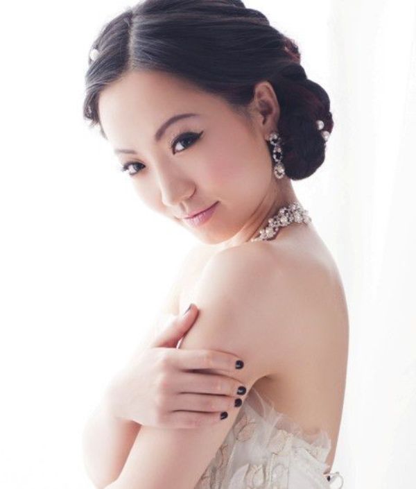 https://i.weddingomania.com/18-charmingly-pretty-makeup-ideas-for-asian-skin-tones-6.jpg