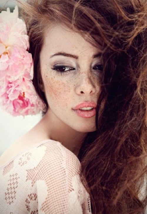 a fresh and cool makeup with a glossy pink lip, eyeliner and slight smokeys and freckles accented