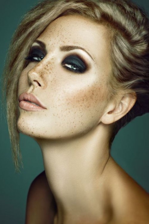 a bold rock-style makeup with dark smokeys, a glossy pink lip, fresh and shiny skin is a statement