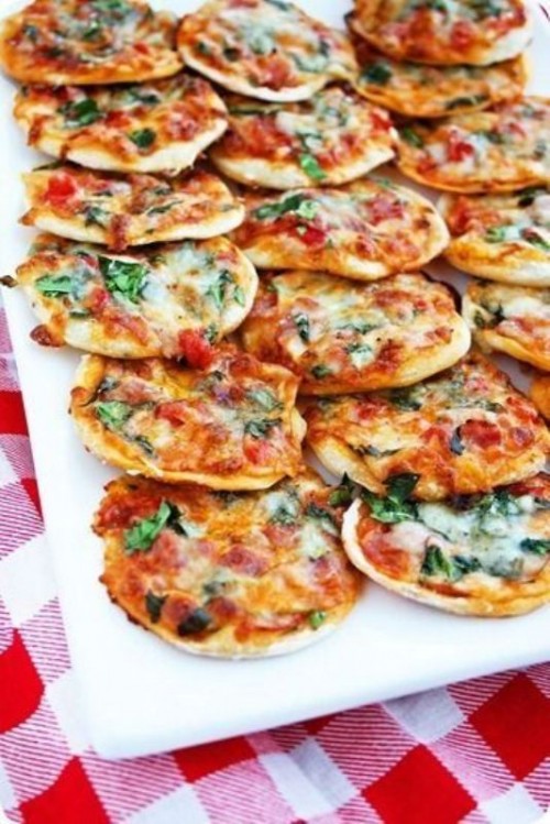 a simple bar with mini pizzas on a tray is very easy to organize yourself, just cover the table with a tablecloth and add a tray with pizzas