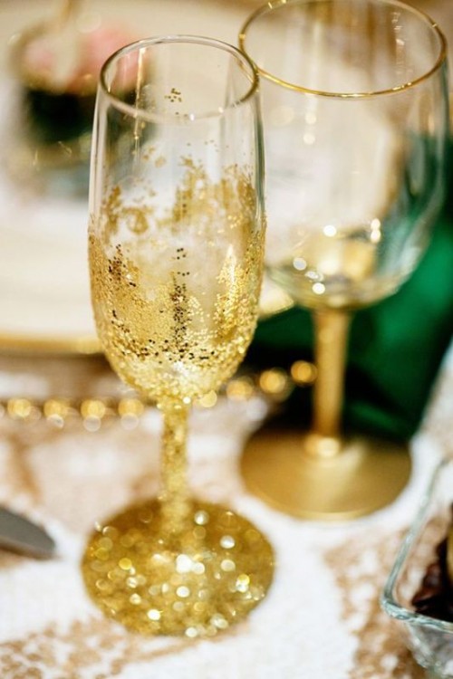 lovely and chic gold-rimmed glasses and gold glitter and leaf decor are amazing for a wedding, they will give a glam feel to the table