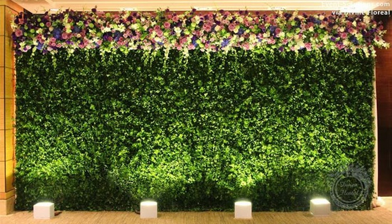 A living wall with a super lush adn bright floral garden on top is a very romantic backdrop for the ceremony and to take selfies here