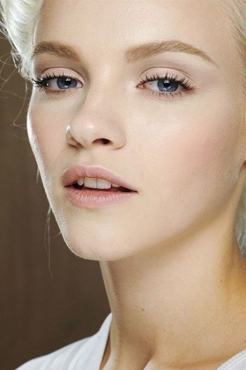 a nude makeup with a tone, brushed eyebrows, a mascara and a nude matte lip feels airy and frosty