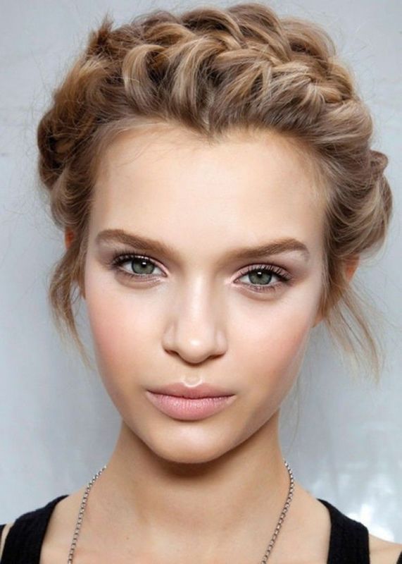 A neutral makeup with highlighter, matte lips, some eyeliner and mascara and a very neutral eye shadow that matches