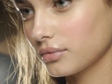 a glowy nude makeup with a tone, brushed eyebrows, a shiny nude lip and some rouge looks chic and fresh