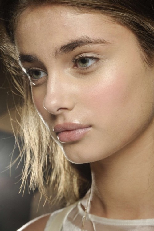 a glowy nude makeup with a tone, brushed eyebrows, a shiny nude lip and some rouge looks chic and fresh