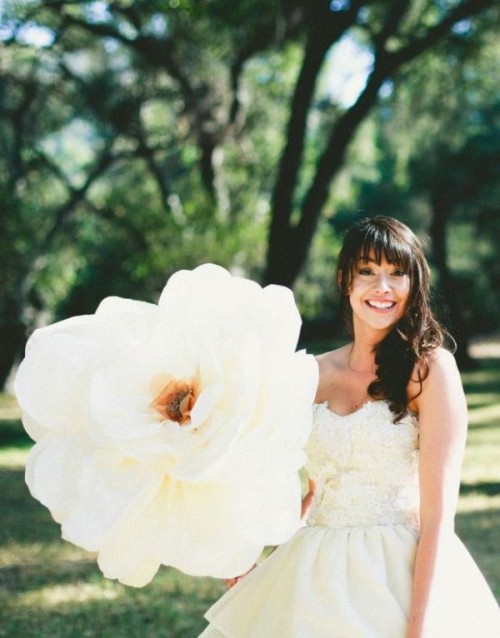 an oversized neutral bloom as an alternative to a usual wedding bouquet is a gorgeous idea to rock