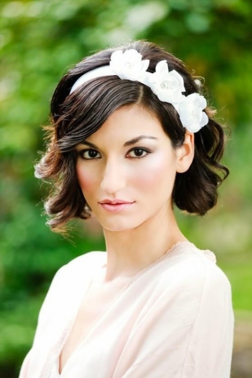 an elegant wavy bob with bangs, with a white headband with faux blooms is a lovely and classic idea to accessorize a short hairstyle
