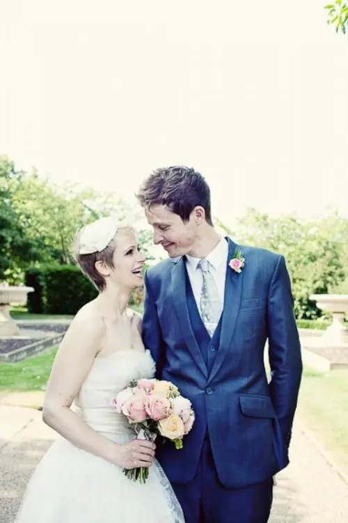 a pixie hairstyle accented with a little vintage-inspired hat is a lovely idea for a wedding with a vintage feel