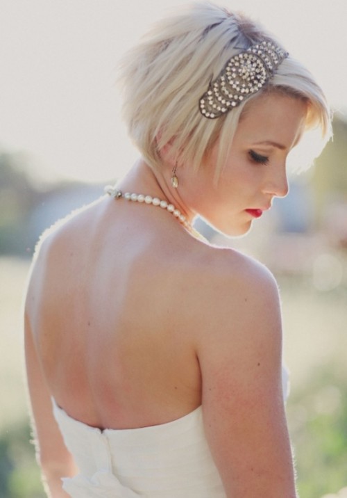 a short blonde bob with a very eye-catchy embellished hairpiece in art deco style for a vintage or art deco inspired wedding