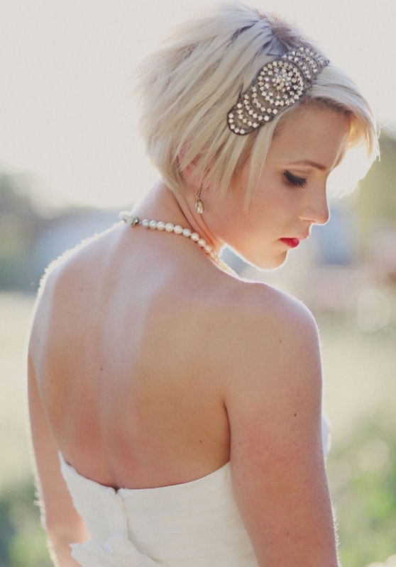 A short blonde bob with a very eye catchy embellished hairpiece in art deco style for a vintage or art deco inspired wedding